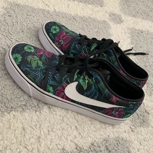 WOMEN’S NIKE FLOWER SNEAKER